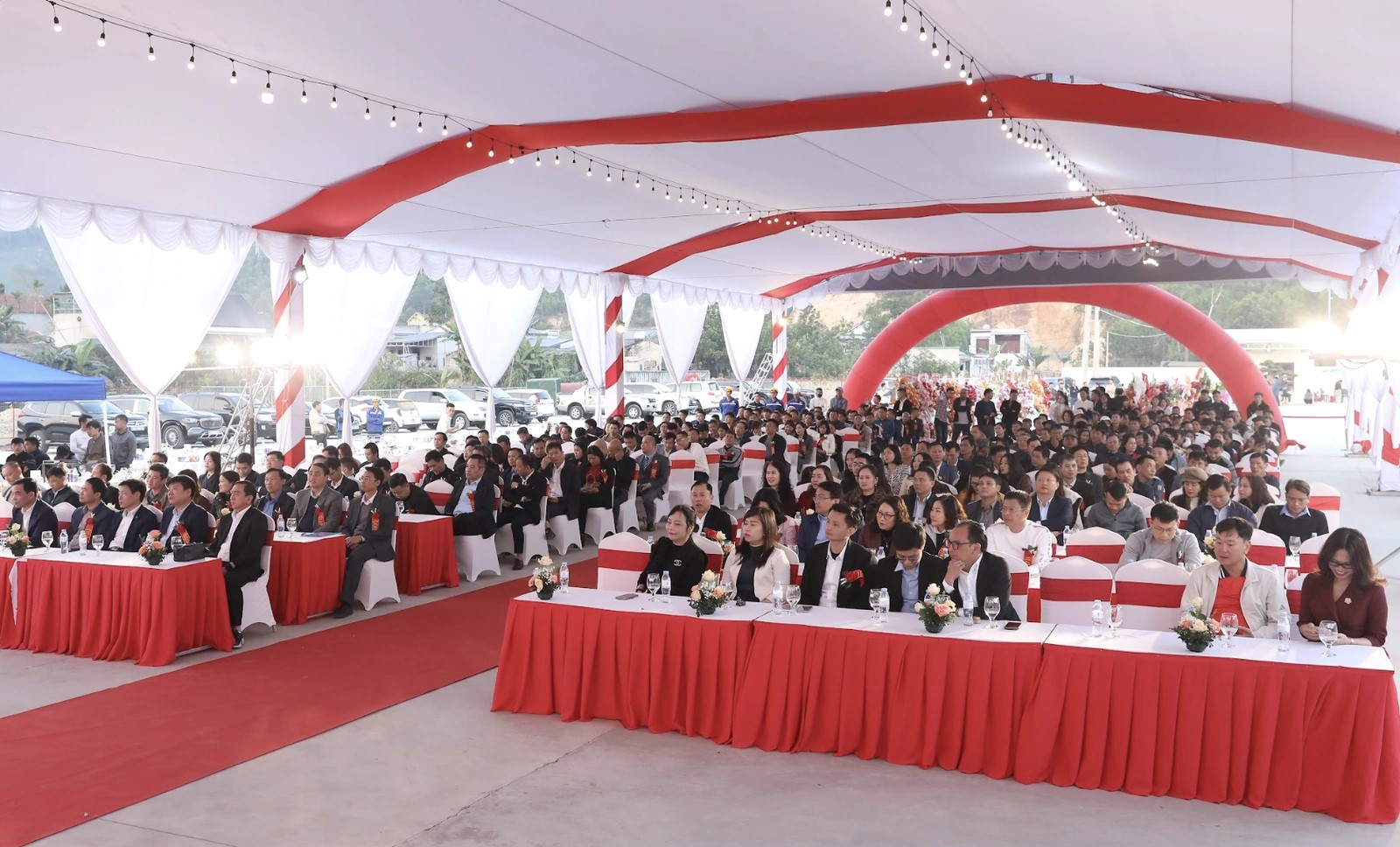 Các đại biểu tham dự buổi lễ Các đại biểu tham dự buổi lễ