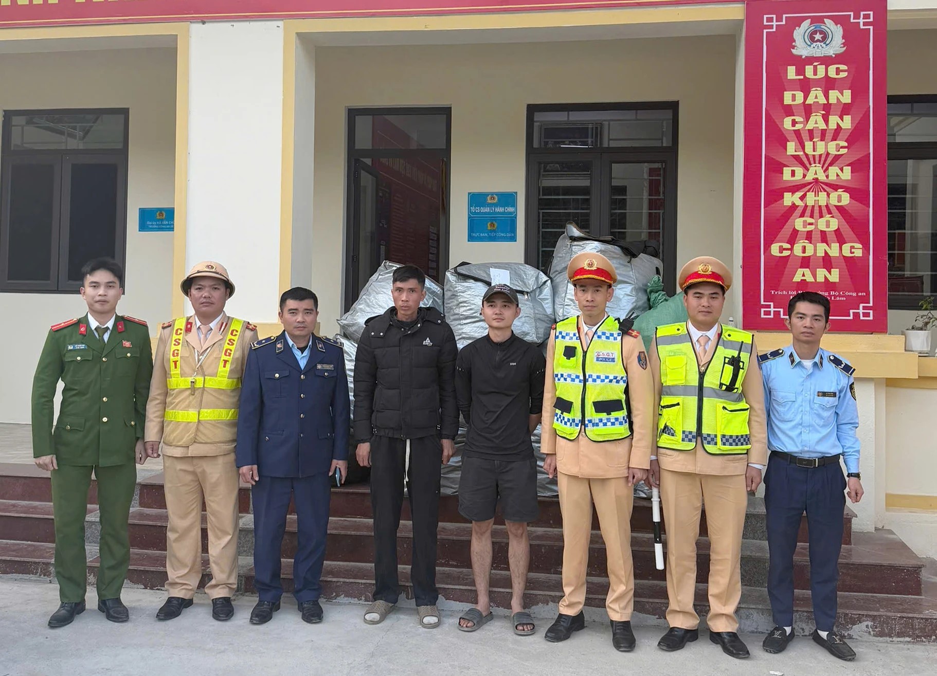 Tổ Cảnh s&aacute;t giao th&ocirc;ng số 13 b&agrave;n giao vụ việc cho lực lượng Quản l&yacute; thị trường tiếp tục xử l&yacute; theo quy định.