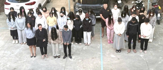 Tạm giữ hơi 40 đối tượng liên quan. Tạm giữ hơi 40 đối tượng liên quan.