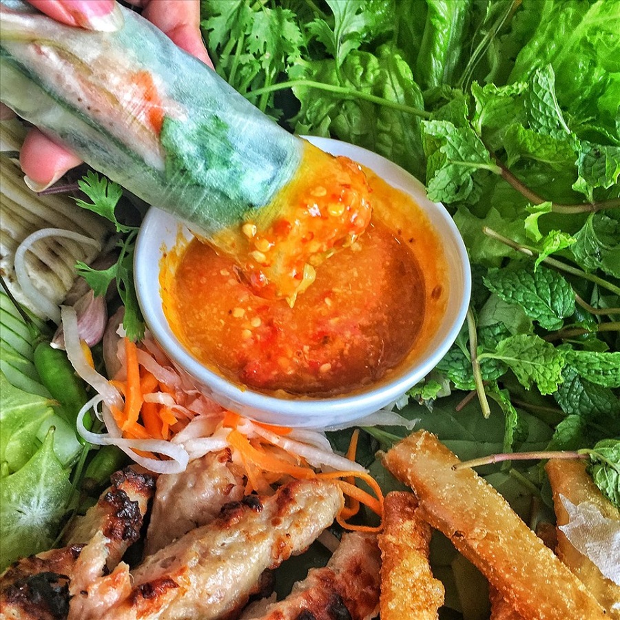 Nước chấm được nấu cầu kỳ: ng&acirc;m gạo nếp qua đ&ecirc;m, xay nhuyễn, trộn với thịt băm, gan, t&ocirc;m, đậu phộng v&agrave; c&aacute;c gia vị kh&aacute;c, rồi đun s&ocirc;i nhỏ lửa trong 5-6 giờ, khuấy đều để tạo độ s&aacute;nh mịn