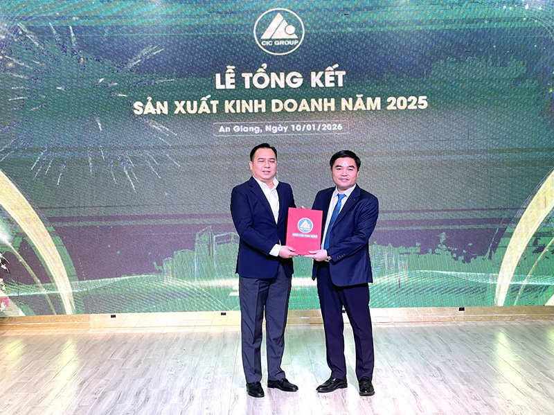 &Ocirc;ng Nguyễn Xu&acirc;n Dũng (phải) nhận quyết định giữ chức Chủ tịch HĐQT CIC Group.