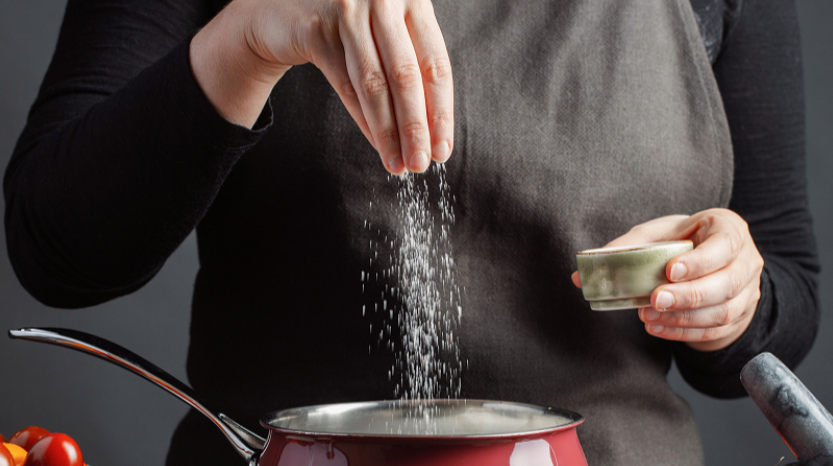 Người bị đau họng n&ecirc;n hạn chế đồ ăn qu&aacute; mặn