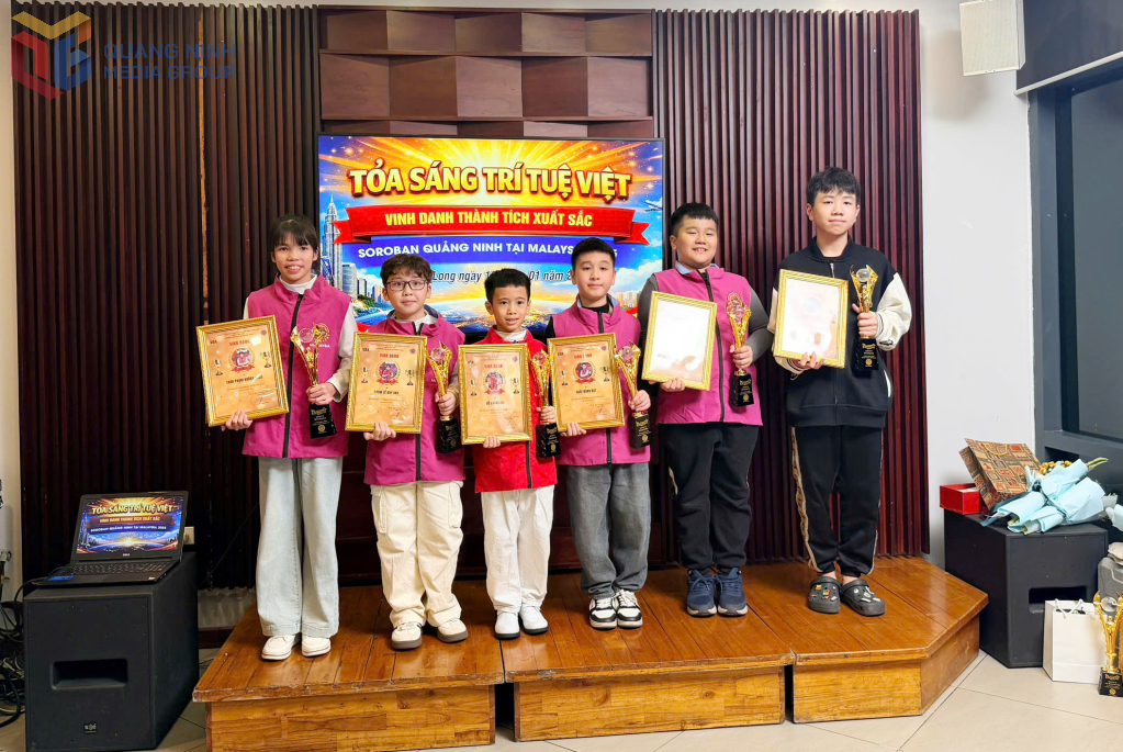 C&aacute;c em học sinh đạt giải v&ocirc; địch tại cuộc thi