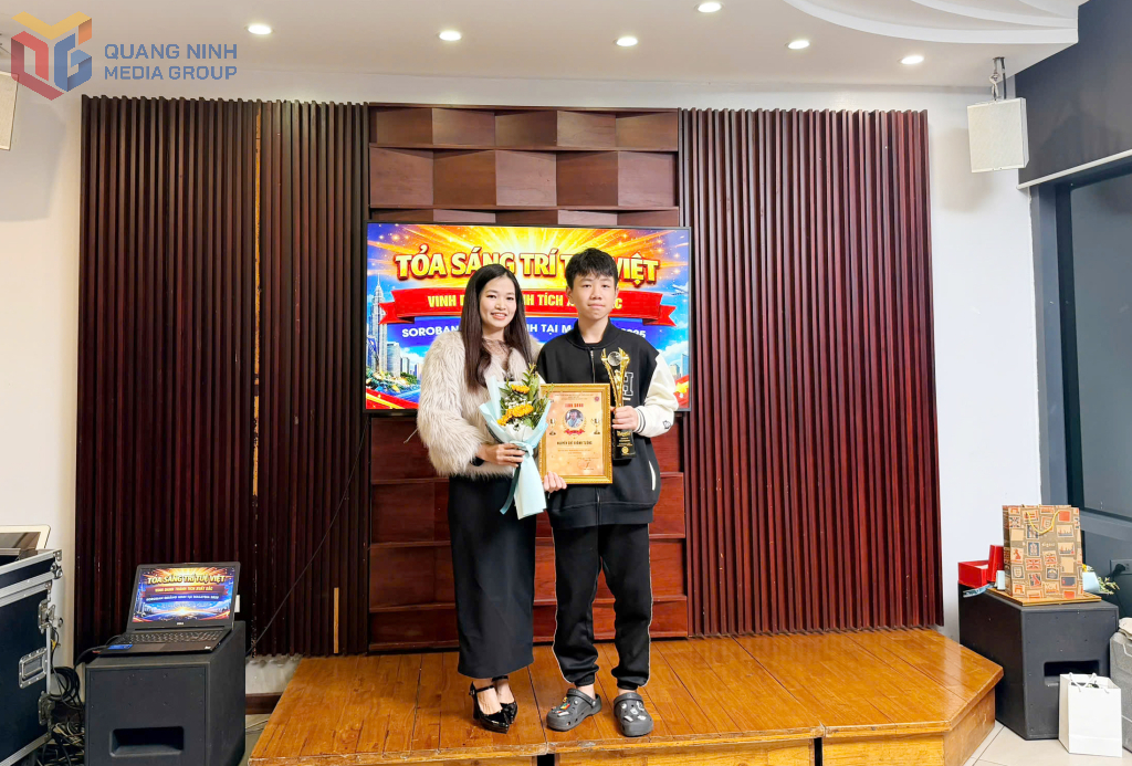 Đại diện Soroban Quảng Ninh trao giấy khen cho học sinh đạt giải v&ocirc; địch tại cuộc thi