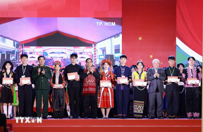 Thủ tướng Phạm Minh Chính tặng quà cho học sinh xuất sắc tiêu biểu, đại diện các dân tộc. (Ảnh: Dương Giang-TTXVN) Thủ tướng Phạm Minh Chính tặng quà cho học sinh xuất sắc tiêu biểu, đại diện các dân tộc. (Ảnh: Dương Giang-TTXVN)