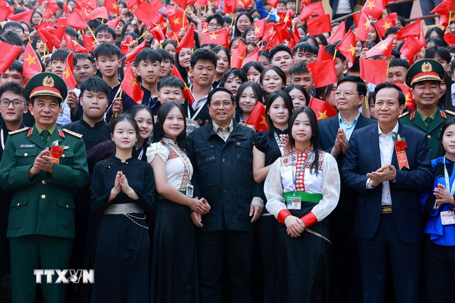 Thủ tướng Phạm Minh Chính với học sinh Trường phổ thông vùng cao Việt Bắc, Thái Nguyên. (Ảnh: Dương Giang/TTXVN) Thủ tướng Phạm Minh Chính với học sinh Trường phổ thông vùng cao Việt Bắc, Thái Nguyên. (Ảnh: Dương Giang/TTXVN)
