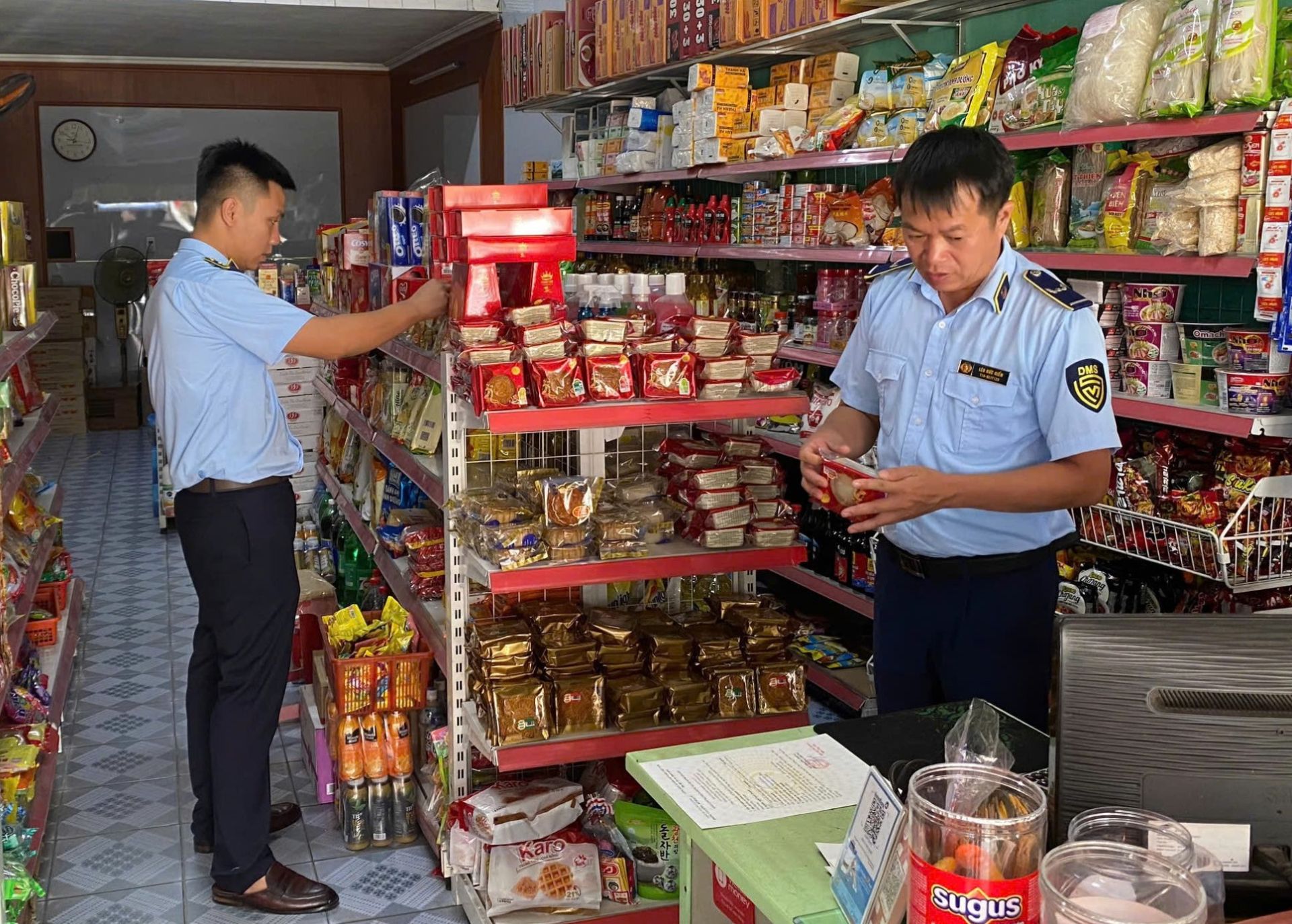 Lực lượng Quản l&yacute; thị trường tỉnh Th&aacute;i Nguy&ecirc;n kiểm tra h&agrave;ng h&oacute;a tr&ecirc;n địa b&agrave;n. Ảnh: KT