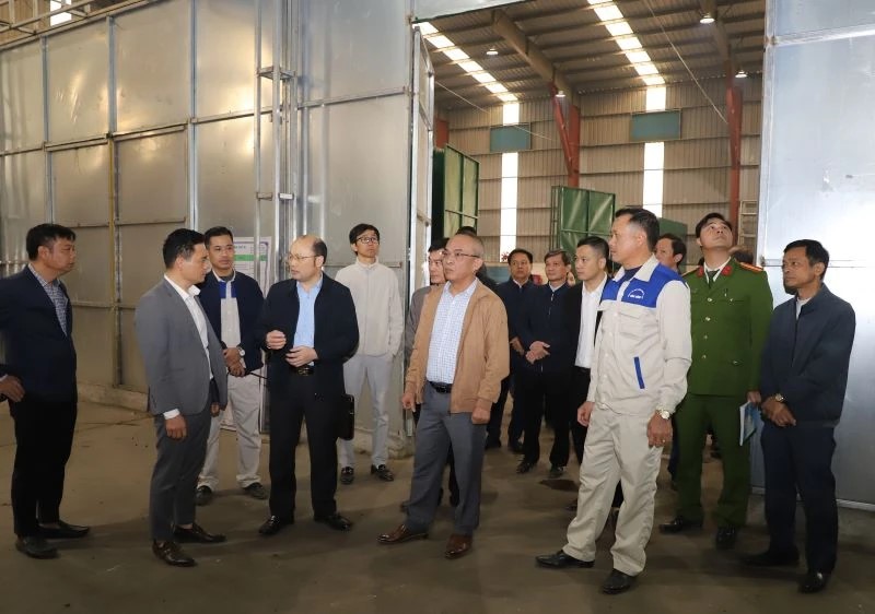 Ph&oacute; Chủ tịch UBND tỉnh Cao Văn Cường kiểm tra thực tế t&igrave;nh h&igrave;nh hoạt động nh&agrave; m&aacute;y xử l&yacute; r&aacute;c thải của C&ocirc;ng ty Ecotech.