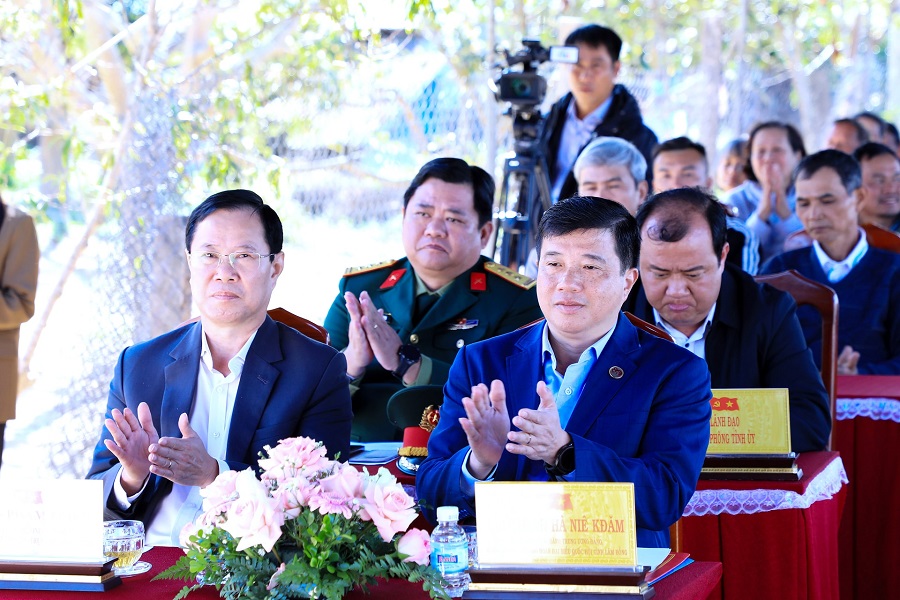 B&iacute; thư Tỉnh ủy L&acirc;m Đồng Y Thanh H&agrave; Ni&ecirc; Kđăm c&ugrave;ng c&aacute;c đại biểu dự lễ kh&aacute;nh th&agrave;nh nh&agrave; ở tại x&atilde; D'ran