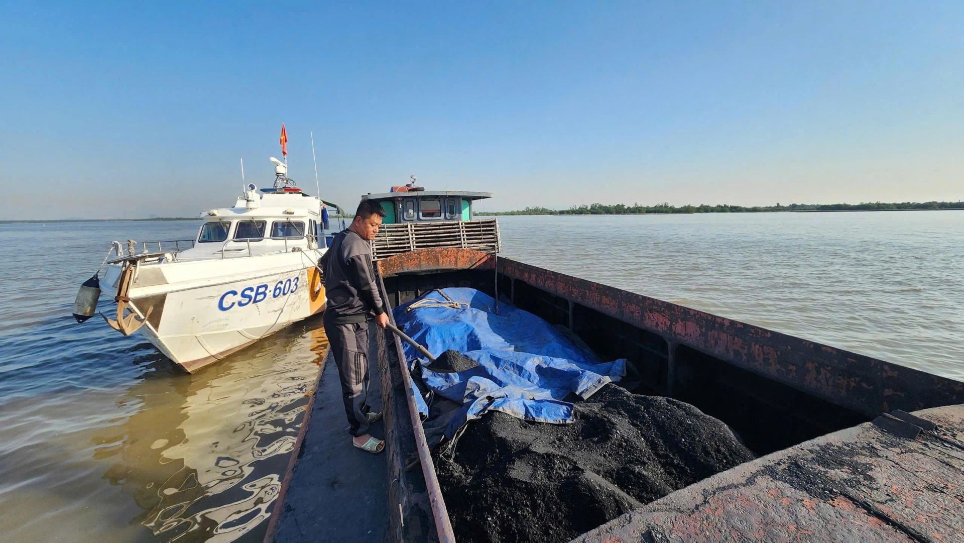 Cảnh sát biển bắt giữ tàu vận chuyển 200 tấn than không rõ nguồn gốc