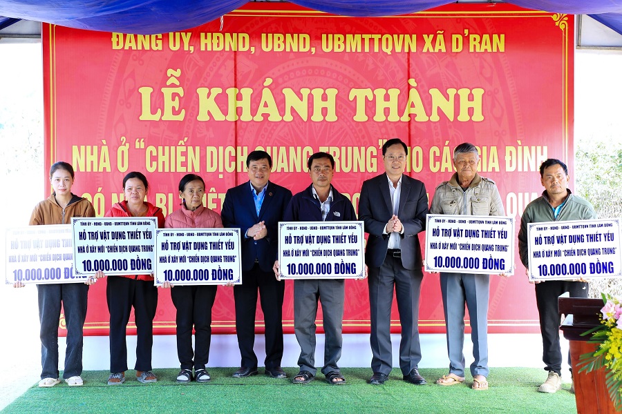 B&iacute; thư Tỉnh ủy L&acirc;m Đồng Y Thanh H&agrave; Ni&ecirc; Kđăm v&agrave; Ph&oacute; Chủ tịch Thường trực Ủy ban MTTQ Việt Nam Phạm Triều tặng qu&agrave; hỗ trợ người d&acirc;n x&atilde; D'ran