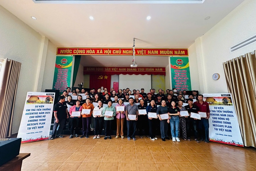 N&ocirc;ng d&acirc;n nhận chứng chỉ Chương tr&igrave;nh NESCAF&Eacute; Plan sau tập huấn C&ocirc;ng ty TNHH Kinh doanh N&ocirc;ng sản Phước Sơn