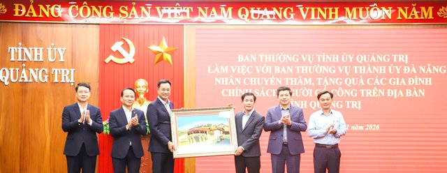 Thường trực Th&agrave;nh ủy Đ&agrave; Nẵng (b&ecirc;n tr&aacute;i) tặng qu&agrave; lưu niệm cho l&atilde;nh đạo Tỉnh ủy Quảng Trị.