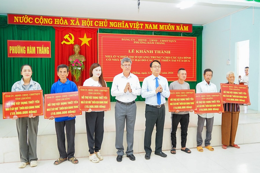 Tỉnh ủy, HĐND - UBND, Ủy ban MTTQ Việt Nam tỉnh L&acirc;m Đồng đ&atilde; trao tặng cho 6 hộ d&acirc;n mỗi hộ 10 triệu đồng để mua sắm vật dụng thiết yếu d&ugrave;ng trong gia đ&igrave;nh
