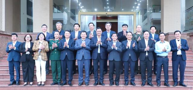 L&atilde;nh đạo 2 địa phương chụp ảnh lưu niệm.