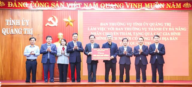 L&atilde;nh đạo th&agrave;nh phố trao 200 triệu đồng hỗ trợ c&aacute;c gia đ&igrave;nh ch&iacute;nh s&aacute;ch tỉnh Quảng Trị.