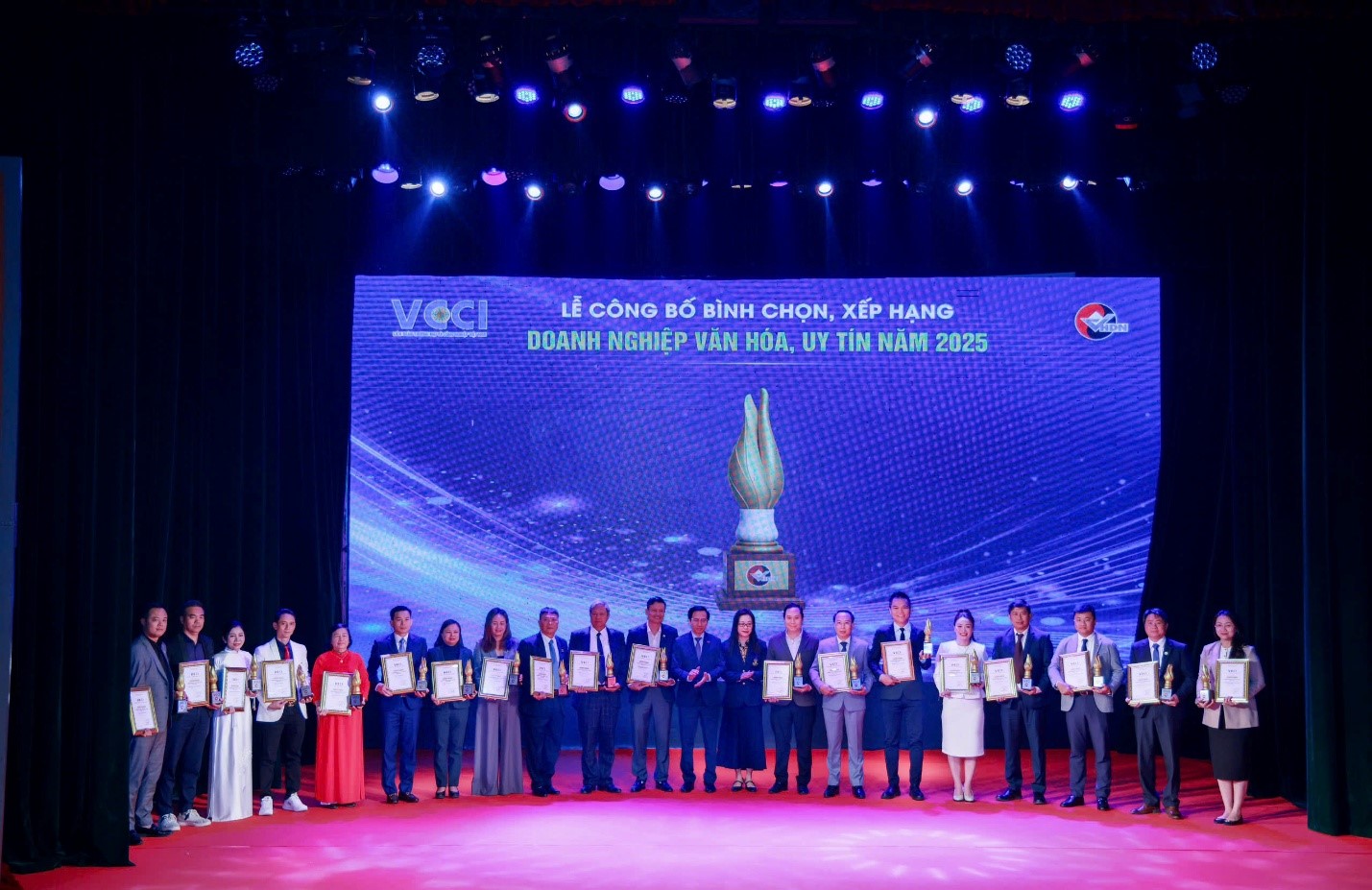 C&aacute;c doanh nghiệp đạt giải tại &ldquo;Doanh nghiệp Văn h&oacute;a, Uy t&iacute;n&rdquo; năm 2025 do Li&ecirc;n đo&agrave;n Thương mại v&agrave; C&ocirc;ng nghiệp Việt Nam (VCCI) trao giải