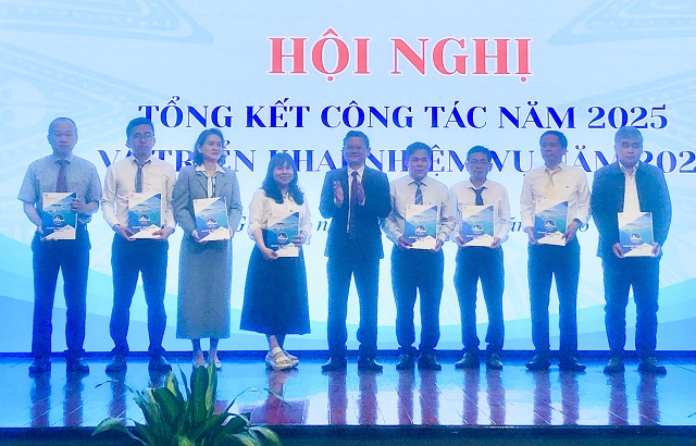 &Ocirc;ng Nguyễn Tự C&ocirc;ng Ho&agrave;ng (thứ 5 từ phải qua) giao chỉ ti&ecirc;u, nhiệm vụ cho c&aacute;c đơn vị. Ảnh: Viết Hiền