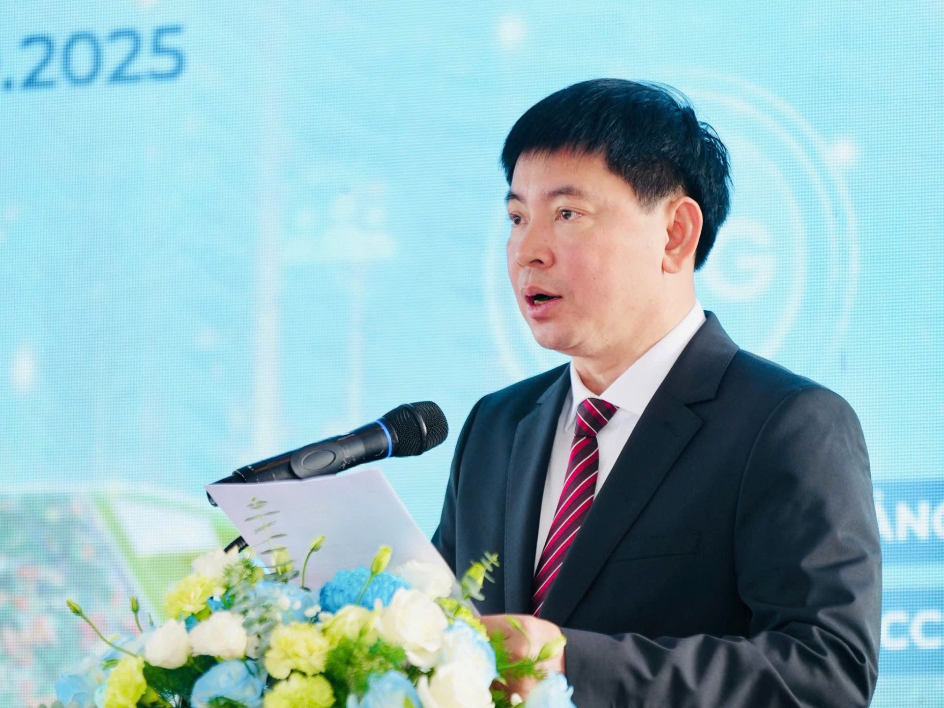 1/ &Ocirc;ng Nguyễn Ho&agrave;ng Anh &ndash; Trưởng Ban Quản l&yacute; Khu kinh tế v&agrave; c&aacute;c KCN tỉnh Ninh B&igrave;nh