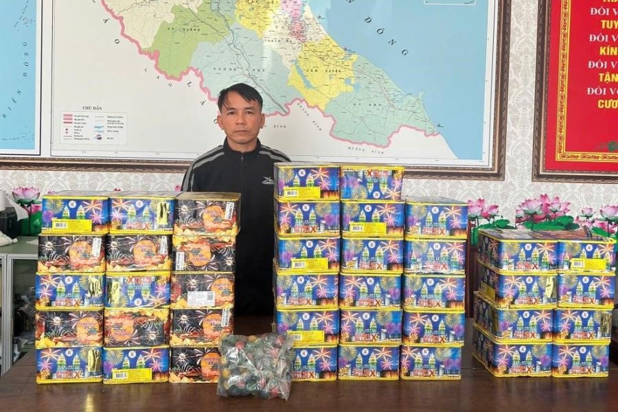 Đối tượng Phan Hữu Dương c&ugrave;ng to&agrave;n bộ tang vật li&ecirc;n quan