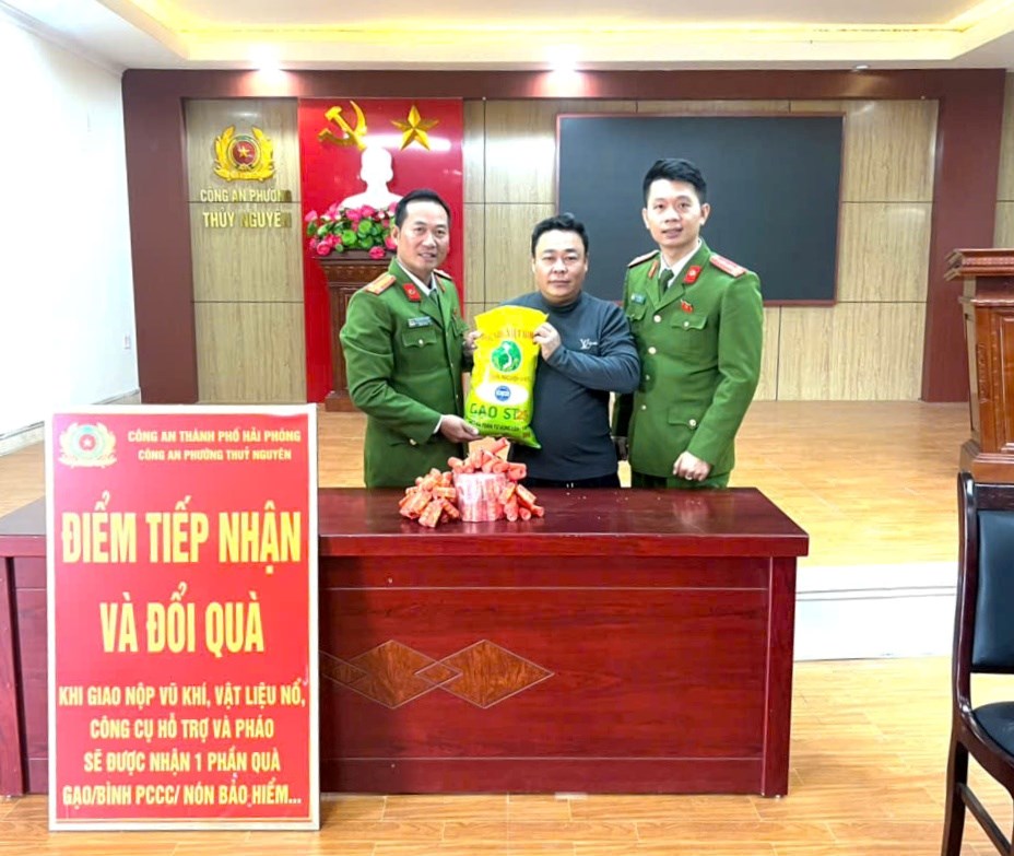 Hải Phòng: Công an phường Thuỷ Nguyên vận động người dân giao nộp vũ khí, vật liệu nổ, công cụ hỗ trợ và pháo