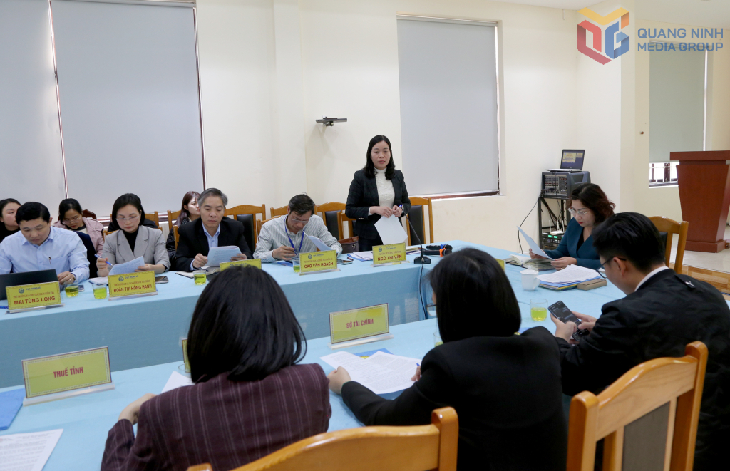 B&agrave; Ng&ocirc; Thị V&acirc;n, Trưởng Thống k&ecirc;, Thống k&ecirc; tỉnh Quảng Ninh - Ph&oacute; Ban Chỉ đạo Tổng điều tra kinh tế 2026 tỉnh Quảng Ninh, b&aacute;o c&aacute;o tại buổi l&agrave;m việc