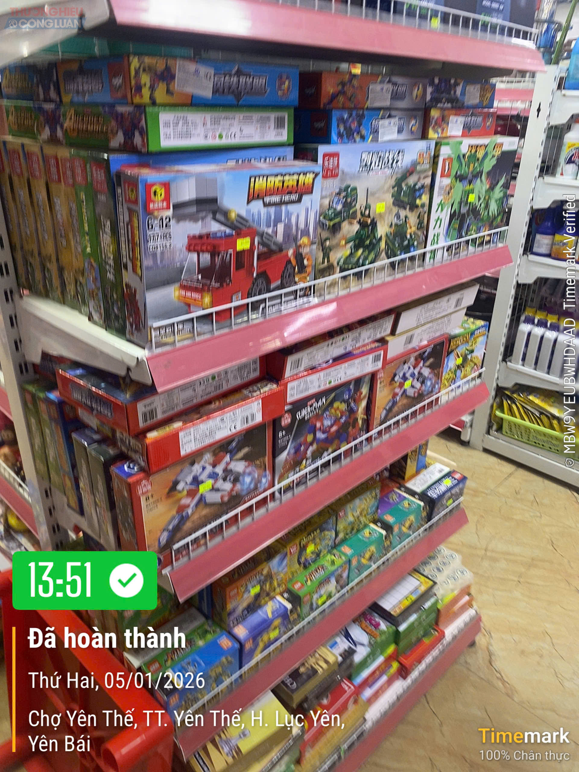 Sản phẩm đồ chơi được b&agrave;y b&aacute;n tại cửa h&agrave;ng tự chọn Lục Y&ecirc;n