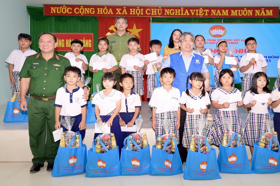 Đồng ch&iacute; Nguyễn Phước Lộc v&agrave; đo&agrave;n c&ocirc;ng t&aacute;c trao qu&agrave; đến c&aacute;c em học sinh