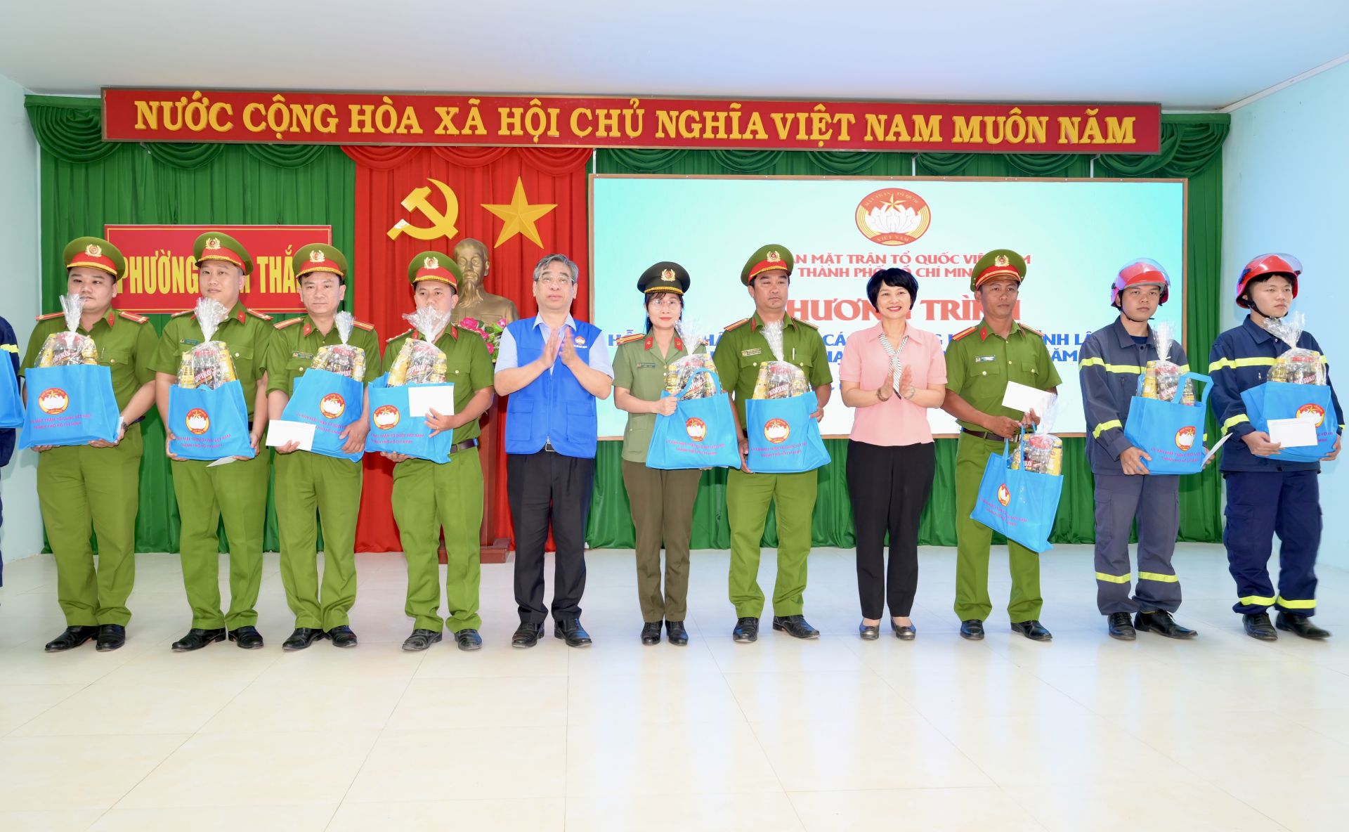 Đồng ch&iacute; Nguyễn Phước Lộc v&agrave; đồng ch&iacute; Phạm Thị Ph&uacute;c tặng qu&agrave; đến c&aacute;n bộ, chiến sĩ, t&igrave;nh nguyện vi&ecirc;n tham gia hỗ trợ đồng b&agrave;o khắc phục hậu quả mưa lũ