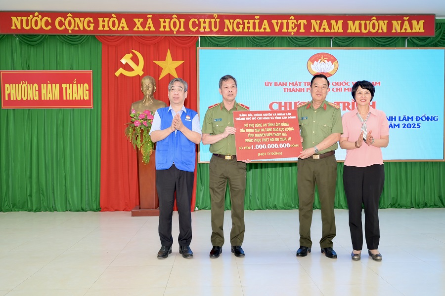 Đồng ch&iacute; Nguyễn Phước Lộc v&agrave; Thiếu tướng Tạ Văn Đẹp trao kinh ph&iacute; hỗ trợ 1 tỷ đồng cho C&ocirc;ng an tỉnh L&acirc;m Đồng