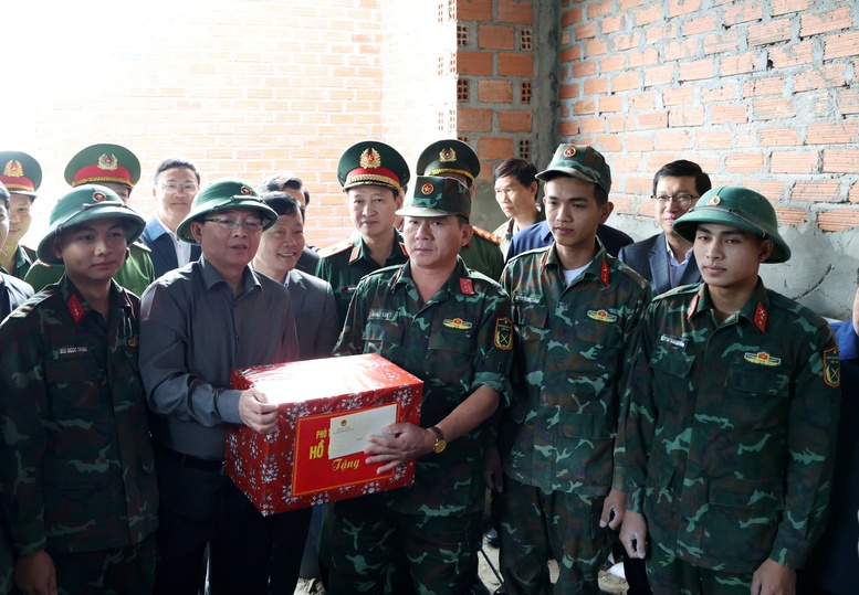 Ph&oacute; Thủ tướng tặng qu&agrave; cho c&aacute;c lực lượng tham gia 