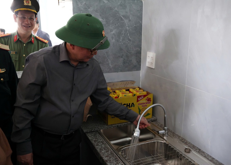 Ph&oacute; Thủ tướng Hồ Quốc Dũng kiểm tra x&acirc;y dựng nh&agrave; thuộc 