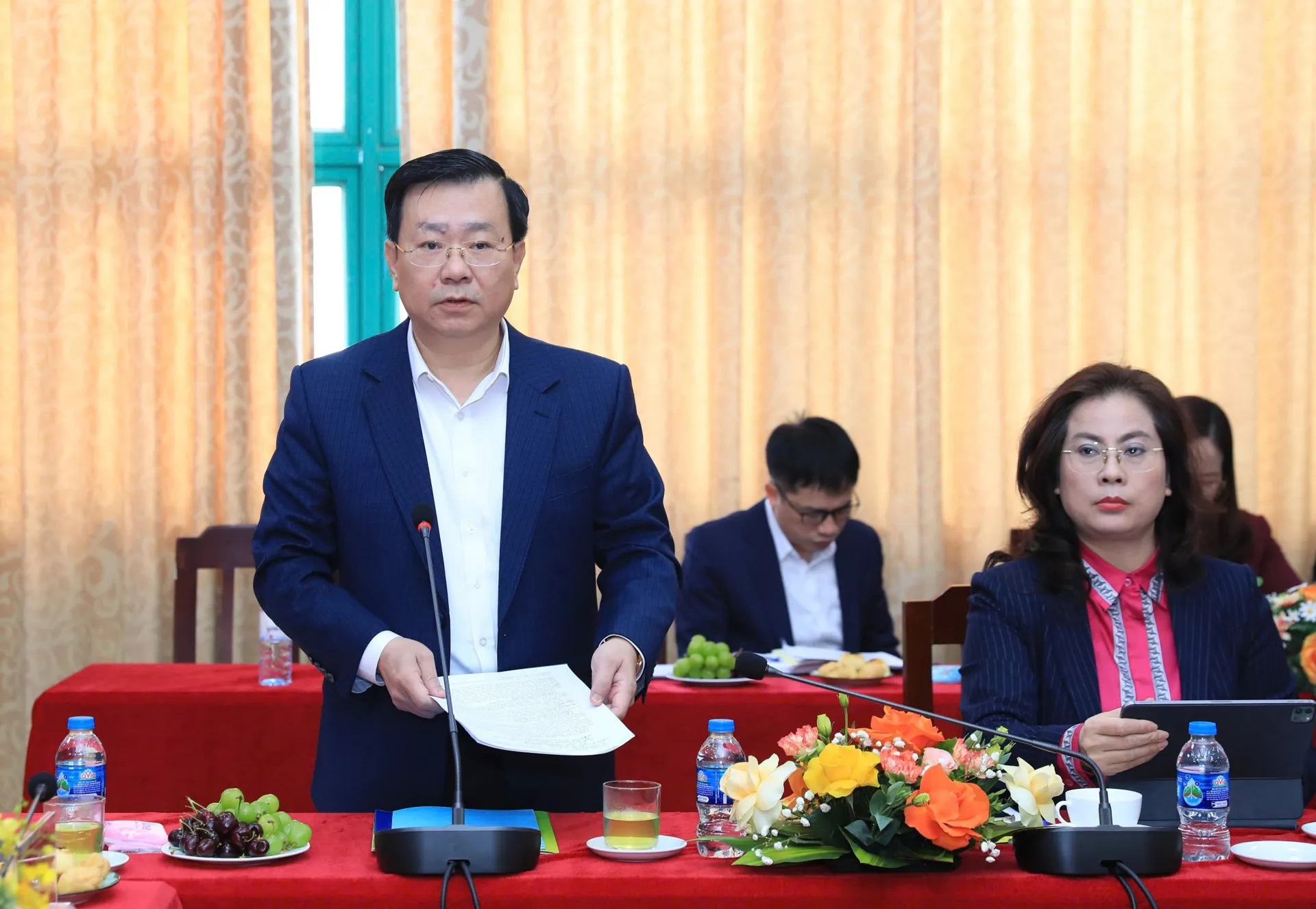 Giám đốc Sở Công Thương Hà Nội Võ Nguyên Phong báo cáo tại cuộc làm việc. Giám đốc Sở Công Thương Hà Nội Võ Nguyên Phong báo cáo tại cuộc làm việc.