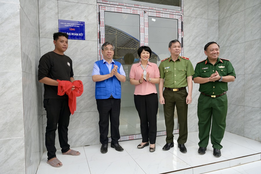 L&atilde;nh đạo TPHCM v&agrave; tỉnh L&acirc;m Đồng dự lễ b&agrave;n giao nh&agrave; đại đo&agrave;n kết