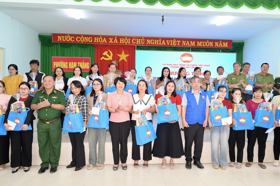 L&atilde;nh đạo TPHCM v&agrave; tỉnh L&acirc;m Đồng tặng qu&agrave; đến c&aacute;c gi&aacute;o vi&ecirc;n