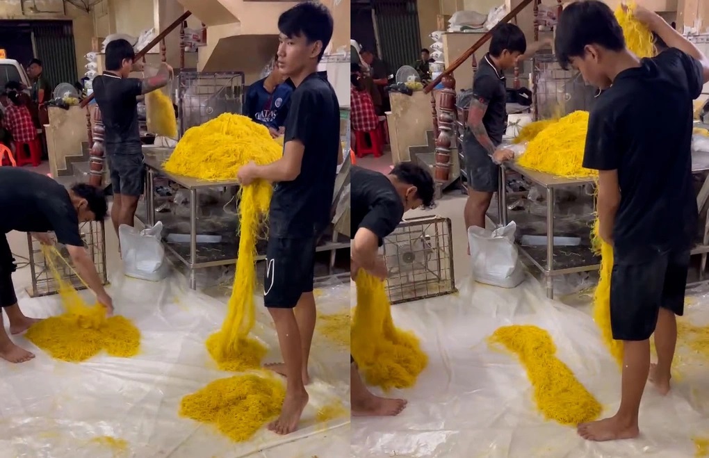 Mì tươi thành phẩm được đặt trên nền nhà . Mì tươi thành phẩm được đặt trên nền nhà .