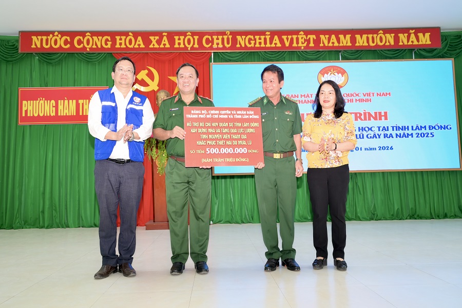 Ph&oacute; Chủ tịch Ủy ban MTTQ Việt Nam TPHCM Phan Hồng &Acirc;n v&agrave; Thiếu tướng Nguyễn Th&agrave;nh Trung trao Trao 500 triệu đồng cho Bộ Chỉ huy Qu&acirc;n sự tỉnh L&acirc;m Đồng