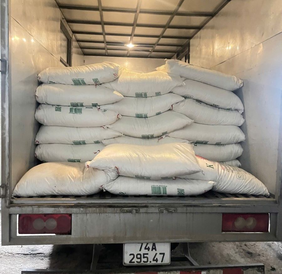 Bắt giữ xe &ocirc; t&ocirc; mang BKS 74A - 295.47 vận chuyển 3.500 kg đường k&iacute;nh trắng kh&ocirc;ng c&oacute; h&oacute;a đơn chứng từ chứng minh nguồn gốc xuất xứ