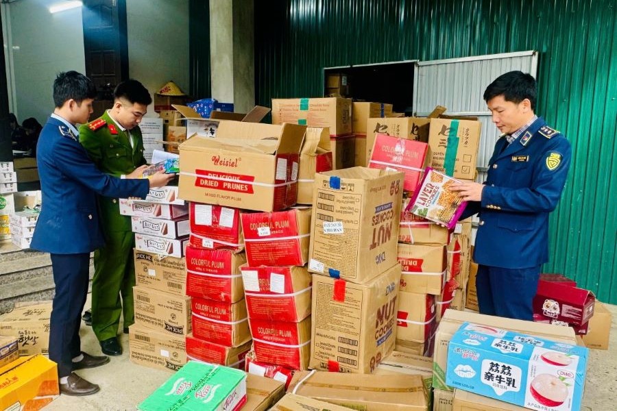 Kiểm tra Hộ kinh doanh Ho&agrave;ng Hiển ph&aacute;t hiện 1.351 đơn vị sản phẩm kh&ocirc;ng c&oacute; h&oacute;a đơn, chứng từ chứng minh nguồn gốc xuất xứ