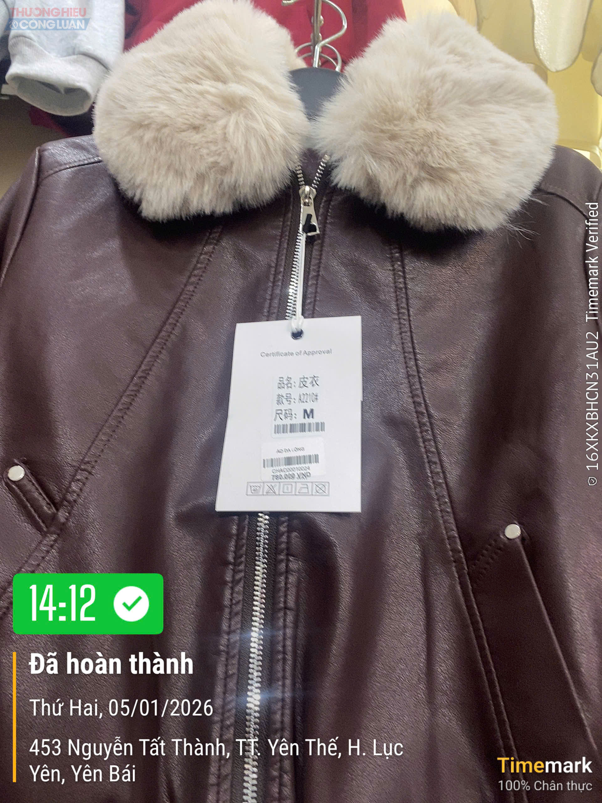 Sản phẩm &aacute;o kh&oacute;a da được b&agrave;y b&aacute;n c&oacute; dấu hiệu vi phạm quy định về nh&atilde;n phụ tiếng Việt