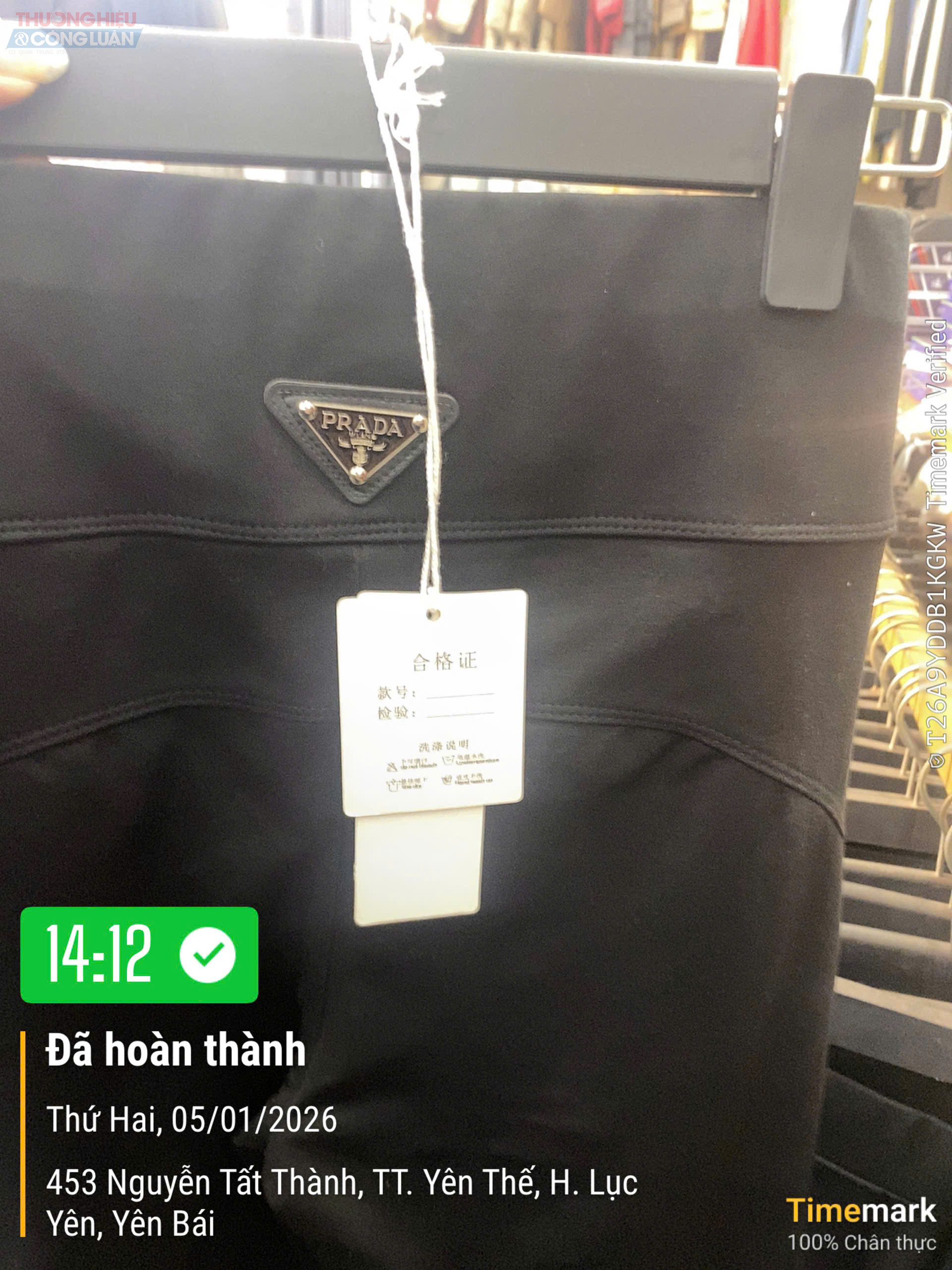 Sản phẩm c&oacute; nh&atilde;n hiệu PRADA được b&agrave;y b&aacute;n tại cửa h&agrave;ng thời trang Hồng Chắc cơ sở 2