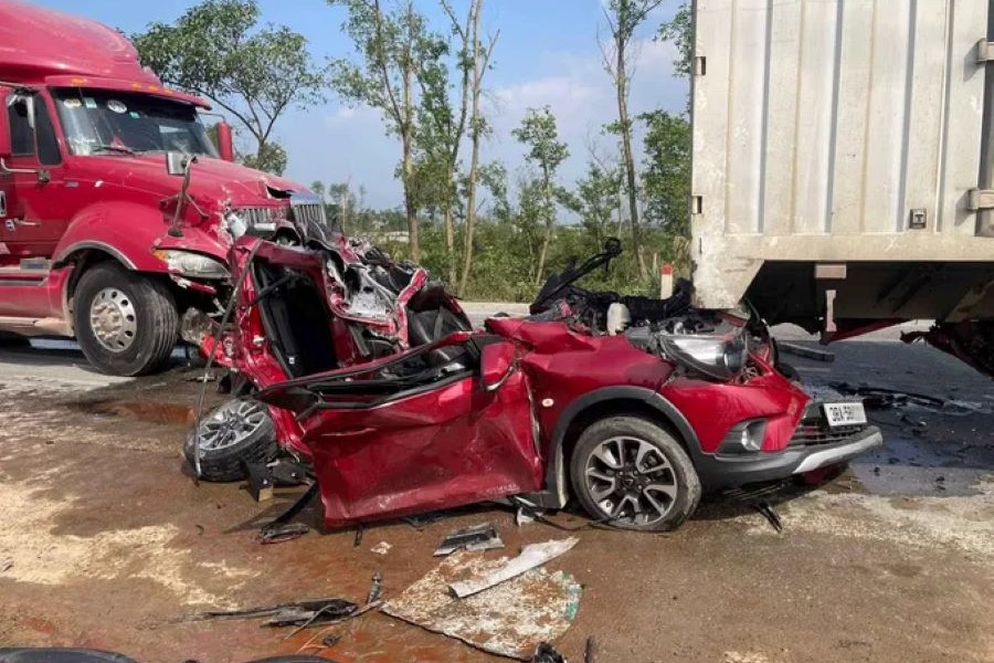 Xe &ocirc; t&ocirc; con bị hư hỏng, biến dạng