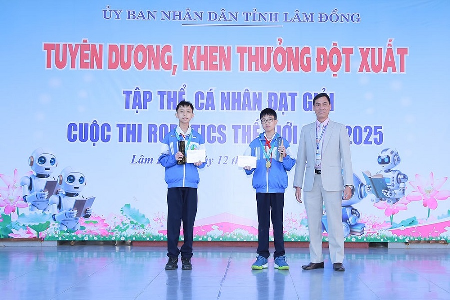 Thầy Võ Ngọc Hưởng, Hiệu trưởng Trường THCS Nguyễn Du tặng thưởng cho học sinh Nguyễn Minh Nhật và học sinh Trần Hoàng Khôi Thầy Võ Ngọc Hưởng, Hiệu trưởng Trường THCS Nguyễn Du tặng thưởng cho học sinh Nguyễn Minh Nhật và học sinh Trần Hoàng Khôi