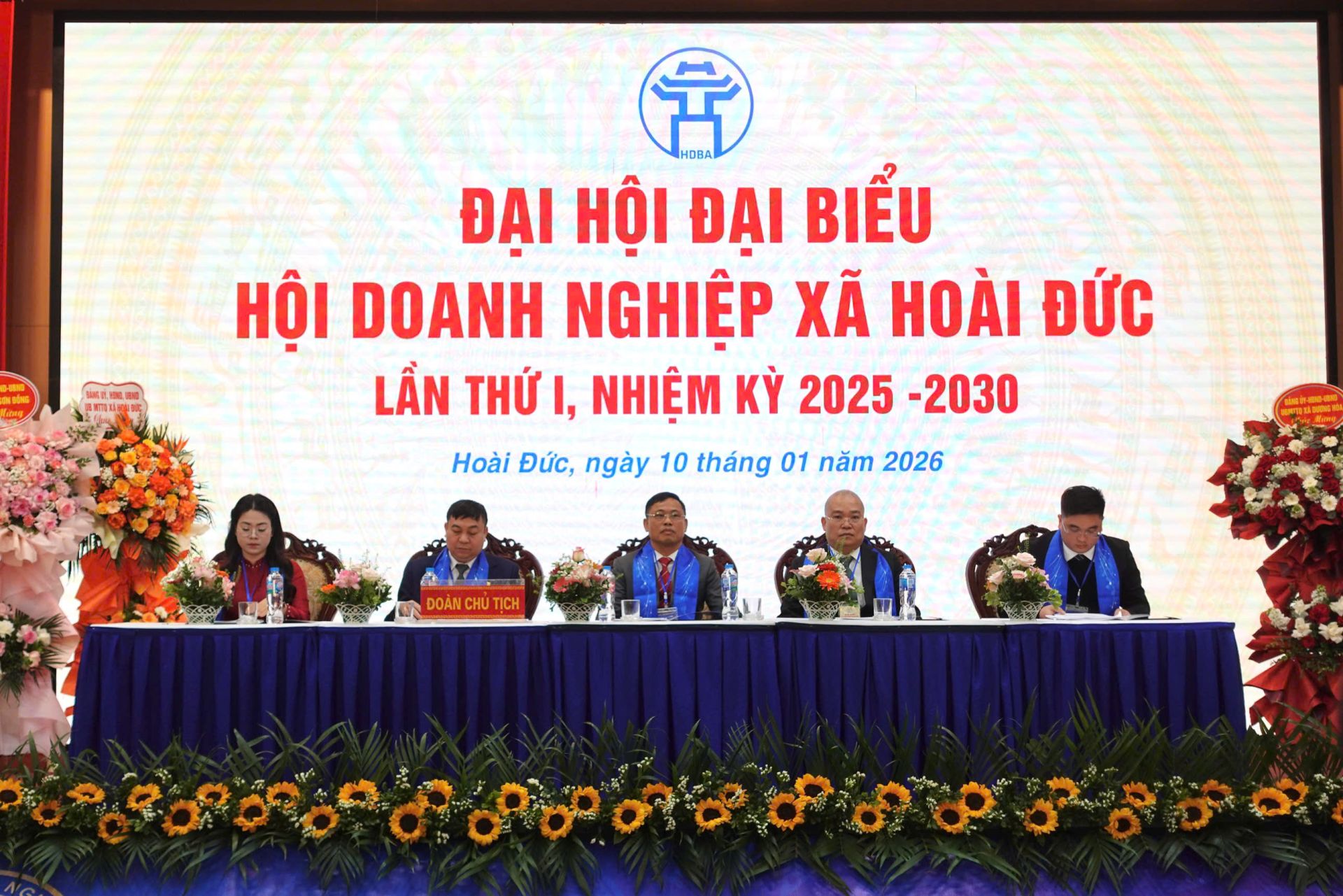 Đo&agrave;n Chủ tịch tại Đại hội