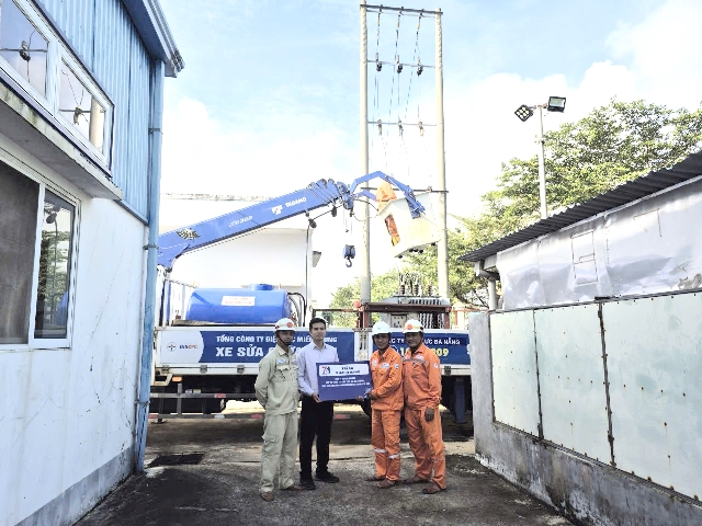 C&ocirc;ng nh&acirc;n Điện lực Đ&agrave; Nẵng vệ sinh m&aacute;y biến &aacute;p cho kh&aacute;ch h&agrave;ng trong th&aacute;ng Tri &acirc;n kh&aacute;ch h&agrave;ng.