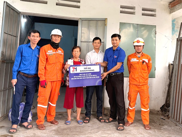 &ocirc;ng nh&acirc;n Điện lực Đ&agrave; Nẵng trao tặng qu&agrave; cho c&aacute;c hộ d&acirc;n c&oacute; điều khiện kh&oacute; khăn trong th&aacute;ng Tri &acirc;n kh&aacute;ch h&agrave;ng.