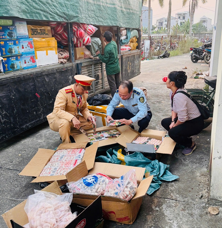 Lực lượng chức năng kiểm tra h&agrave;ng h&oacute;a tr&ecirc;n phương tiện vận chuyển