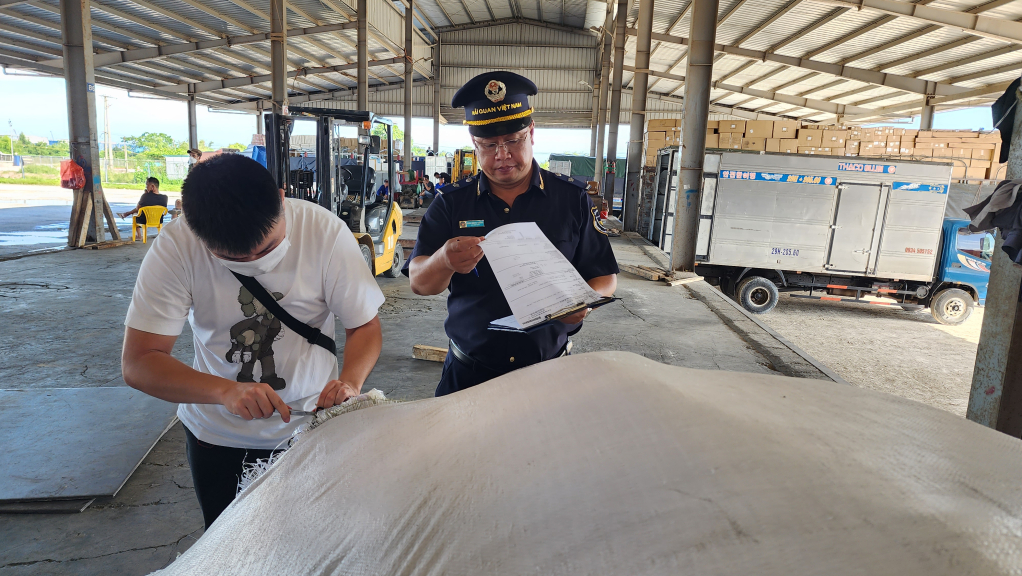 C&ocirc;ng chức Chi cục Hải quan cửa khẩu M&oacute;ng C&aacute;i gi&aacute;m s&aacute;t h&agrave;ng h&oacute;a nhập khẩu qua Cửa khẩu Bắc Lu&acirc;n II. Ảnh: BQN