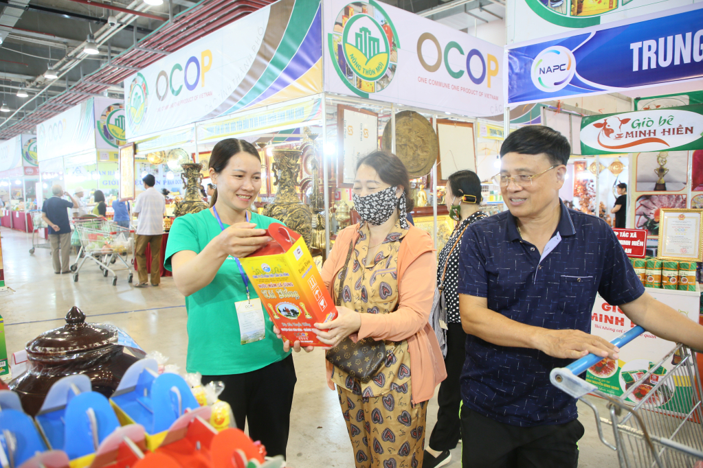 Khi tham gia c&aacute;c tuần lễ h&agrave;ng OCOP v&agrave; c&aacute;c hội chợ kết nối, tư duy sản xuất, kinh doanh của nhiều chủ thể đ&atilde; c&oacute; sự chuyển dịch r&otilde; rệt.