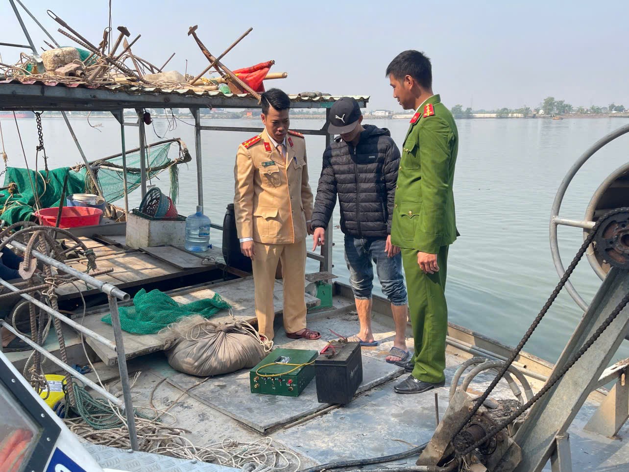 Hải Phòng: Bắt giữ, xử lý 2 vụ khai thác thủy sản sử dụng công cụ kích điện